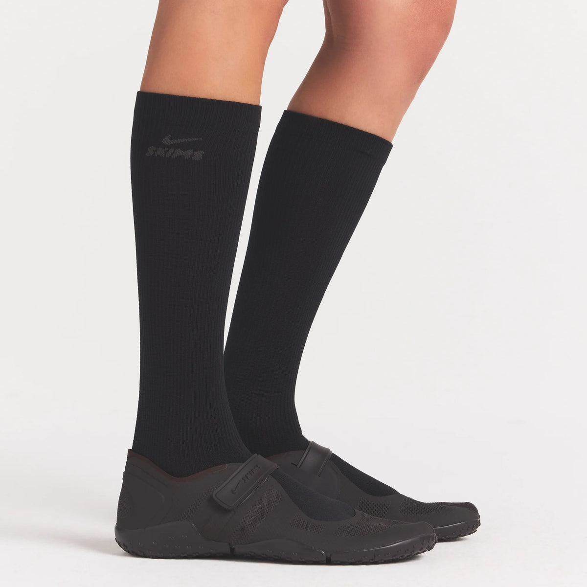 NikeSKIMS ACCESSORIES DRI-FIT™ RIFT KNEE HIGH SOCK | OBSIDIAN
