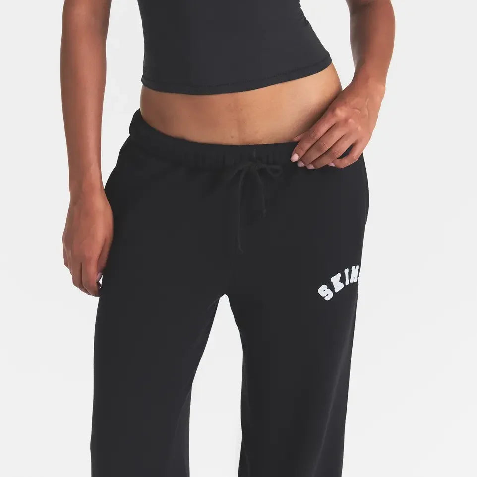 COTTON FLEECE STRAIGHT LEG PANT | ONYX SNOW ARCHED SKIMS LOGO