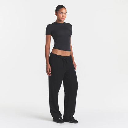 COTTON FLEECE STRAIGHT LEG PANT | ONYX SNOW ARCHED SKIMS LOGO