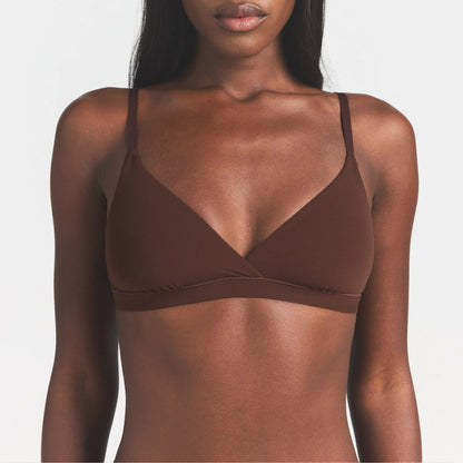FITS EVERYBODY CROSSOVER BRALETTE | COCOA