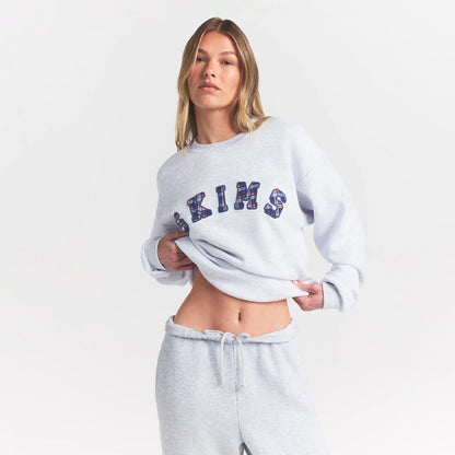 COTTON FLEECE LOGO CLASSIC CREWNECK | PLAID ARCHED LOGO PATCH
