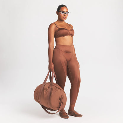 NikeSKIMS ACCESSORIES PUFFER GYM BAG | CAROB BROWN