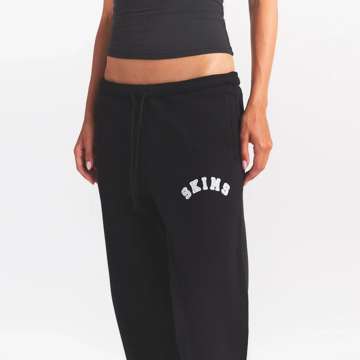 COTTON FLEECE JOGGER | ONYX SNOW ARCHED SKIMS LOGO