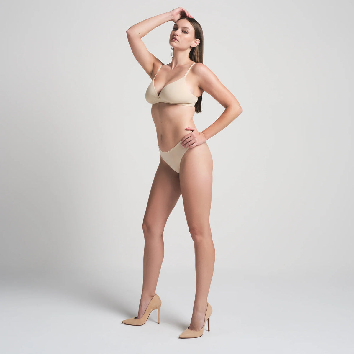 FITS EVERYBODY CROSSOVER BRALETTE | SAND