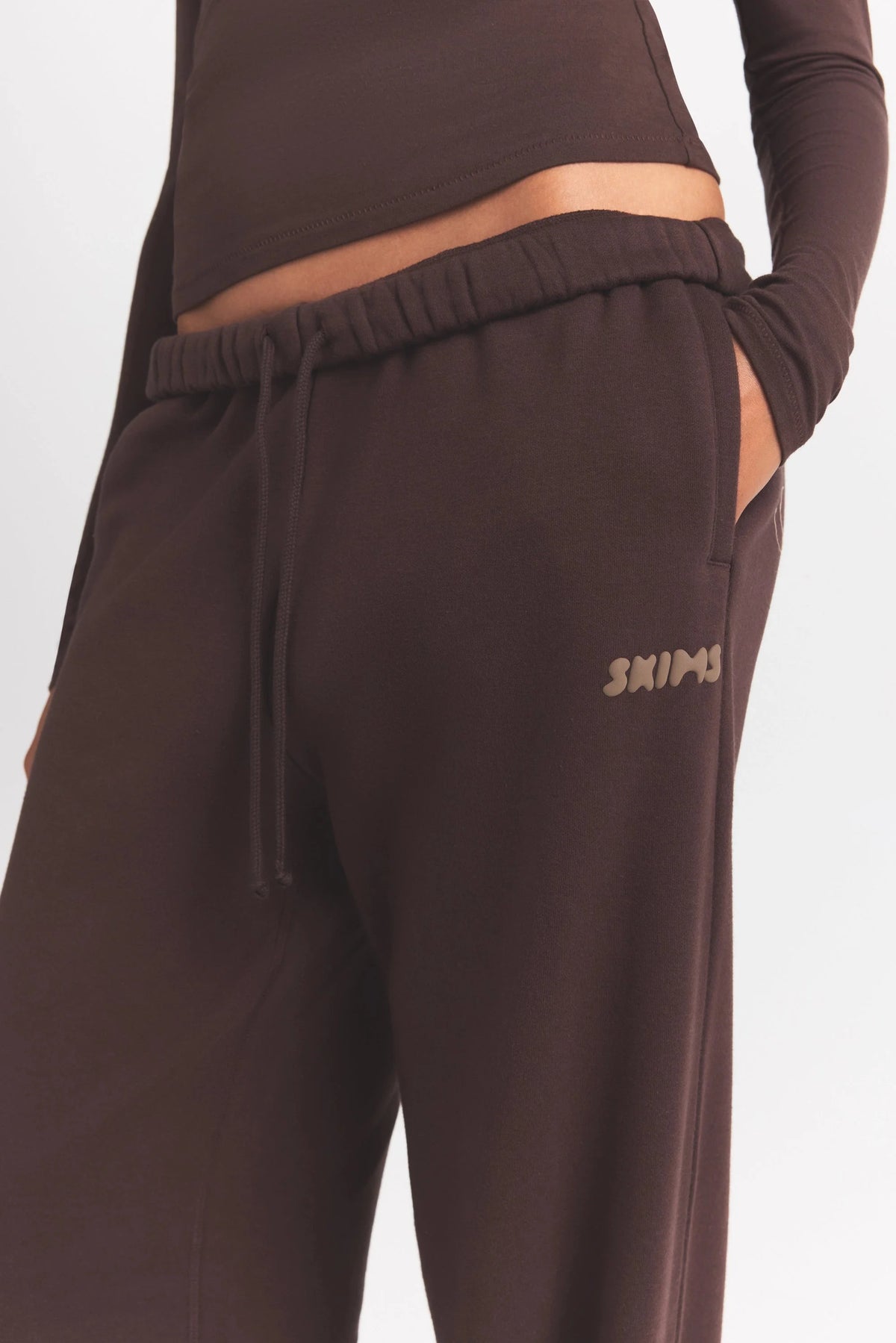 COTTON FLEECE STRAIGHT LEG PANT WITH EMBOSSED LOGO | ESPRESSO