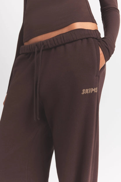 COTTON FLEECE STRAIGHT LEG PANT WITH EMBOSSED LOGO | ESPRESSO